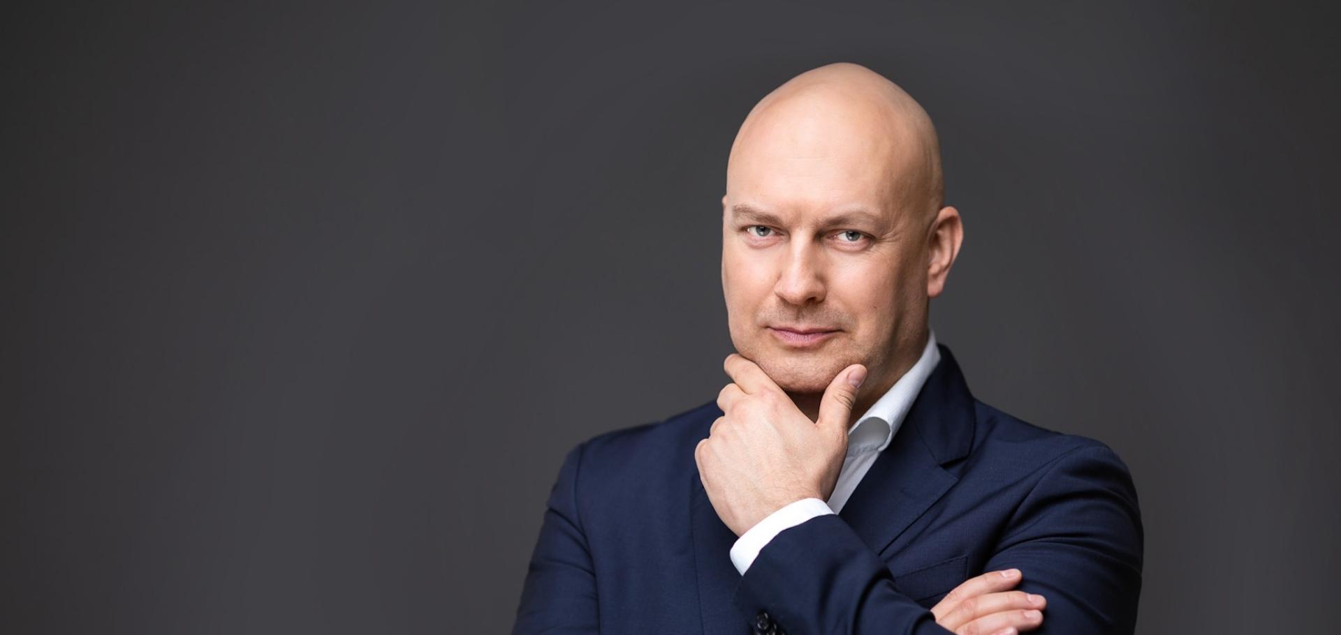 Mężczyzna w garniturze